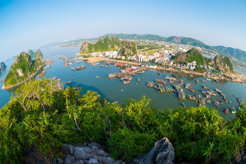 A view from the peak of Poem Mountain in Halong Bay