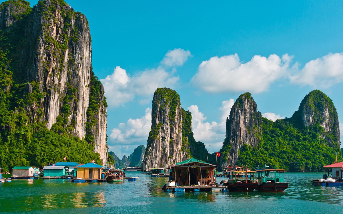 Floating village in Halong Bay (Thanks for the photo from huonghaihalong.com)