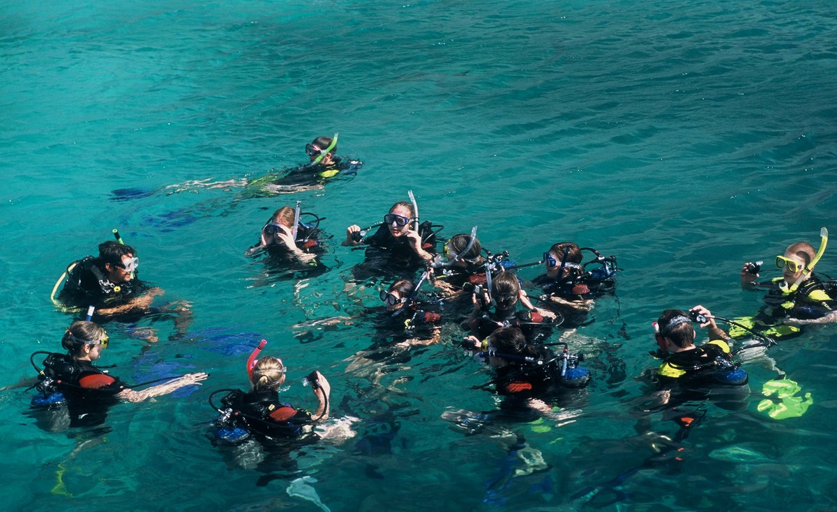 Snorkelling in Halong Bay (Thanks for the photo from vietnamtourist.vn)