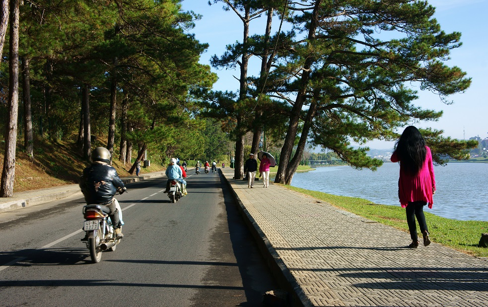 Tourists walking along Xuan Huong lake, Dalat city