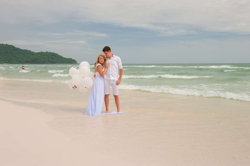 Newlyweds at the beach of Phu Quoc Island