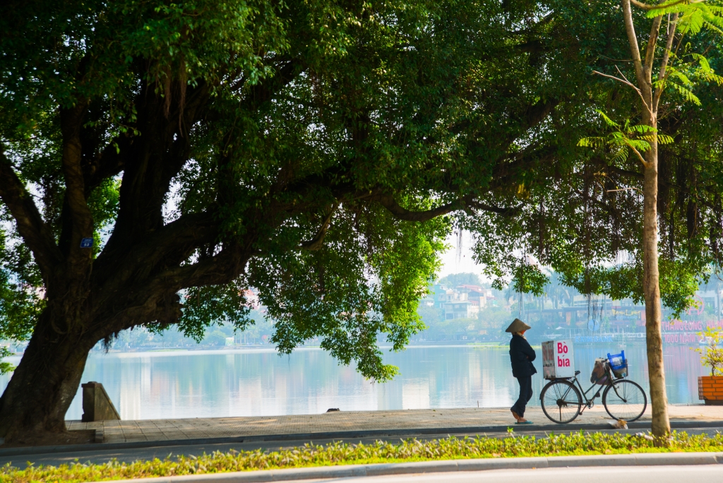 Walk around Hoan Kiem Lake for tranquil moment