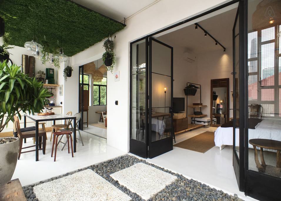 Creative Soho 3-Bedroom Projects Apt