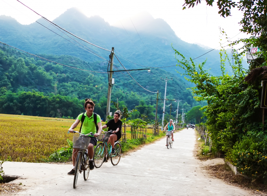 Cycling around the Ban Lac, Mai Chau, Hoa Binh