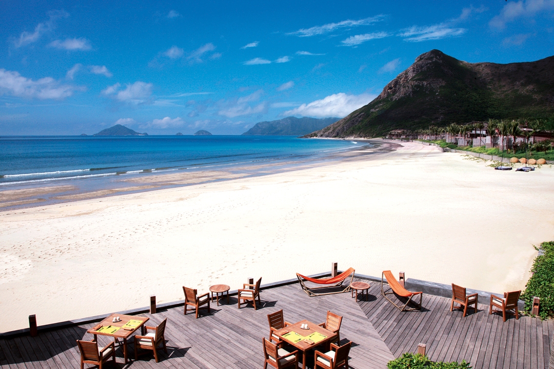 Six Senses Resort Con Dao Island - Deck with the beach