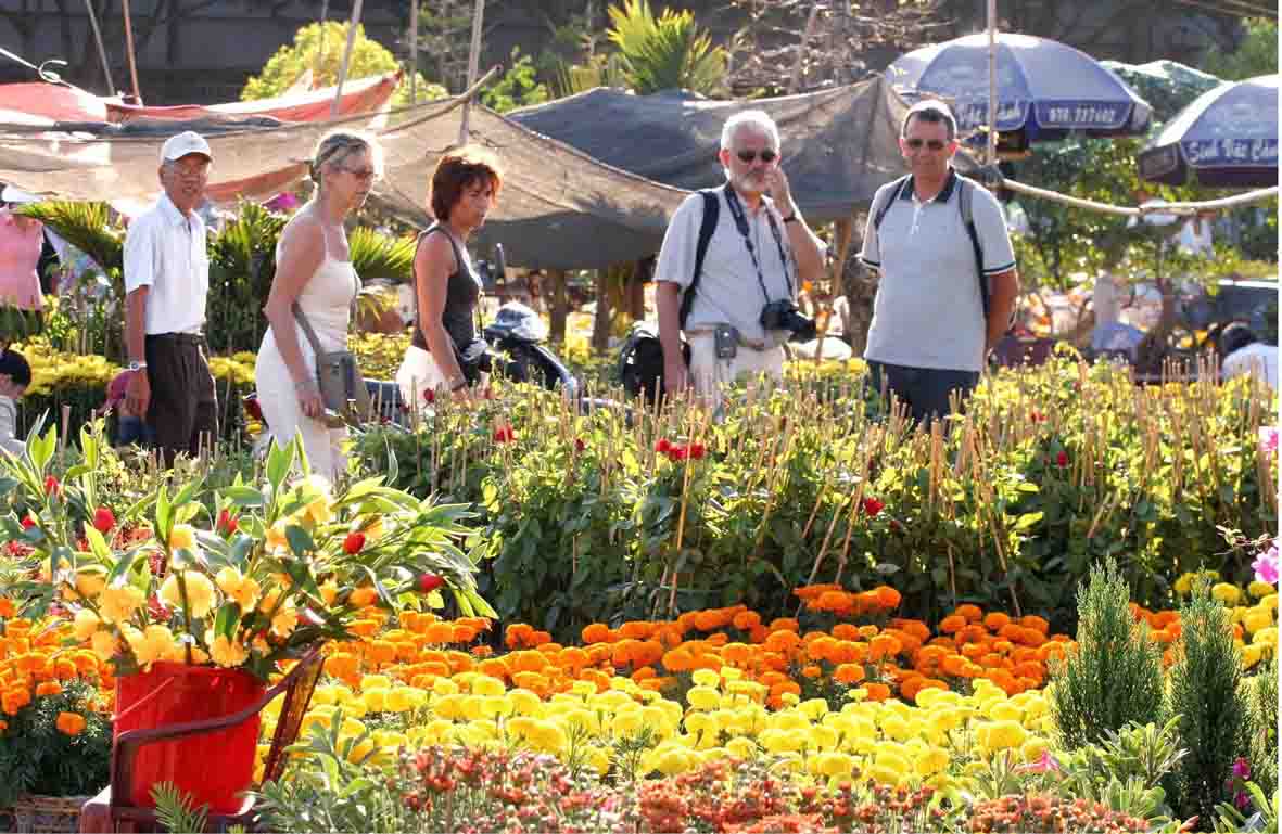 Tourists enjoy Tet Flowers Show at Nguyen Hue Blv, Ho Chi Minh city