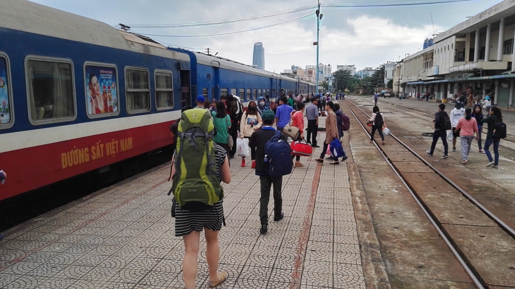 Train travel in Vietnam - Boarding at Da Nang